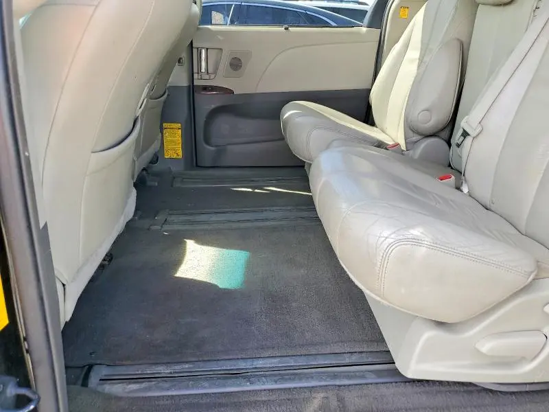 2011 TOYOTA SIENNA XLE  