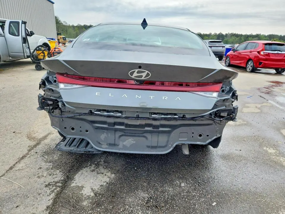2025 HYUNDAI ELANTRA SE  
