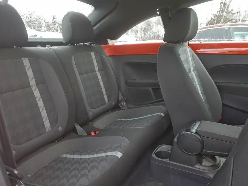 2018 VOLKSWAGEN BEETLE SE  