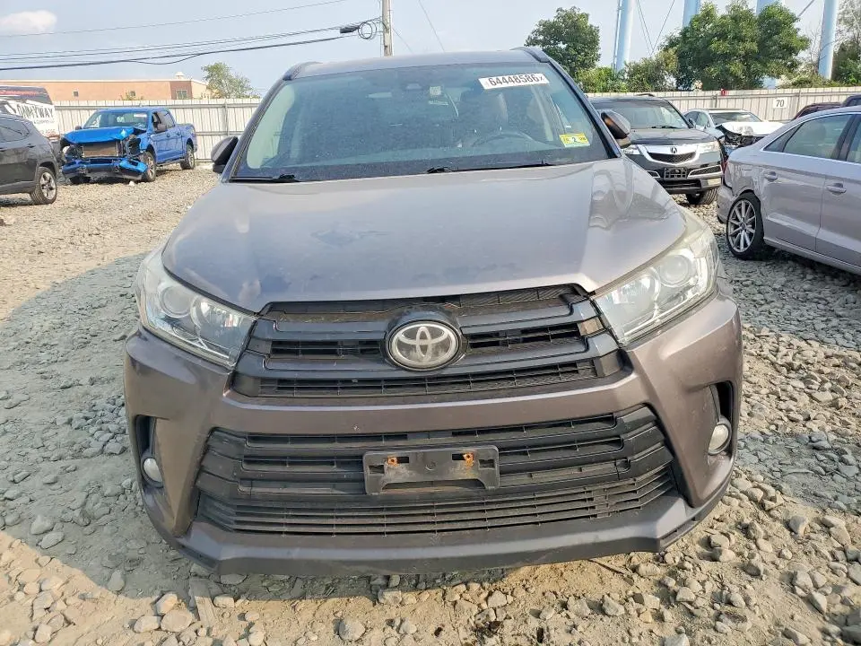 2017 TOYOTA HIGHLANDER SE  
