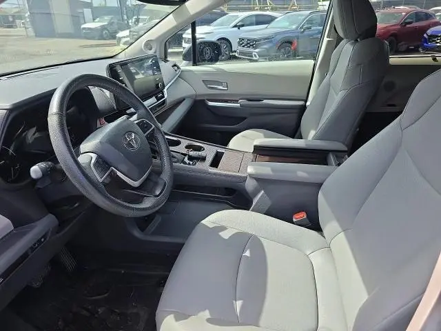 2024 TOYOTA SIENNA XLE  