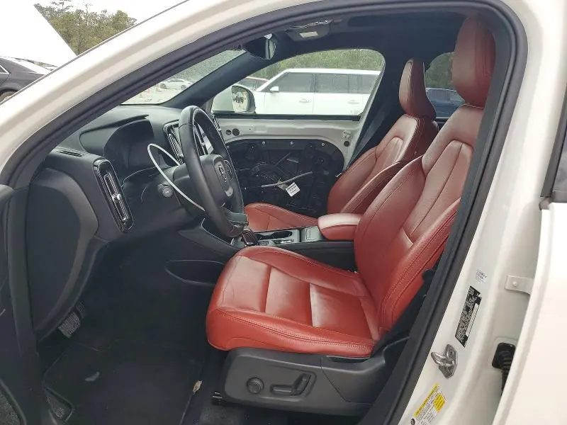 2019 VOLVO XC40 T5 MOMENTUM  