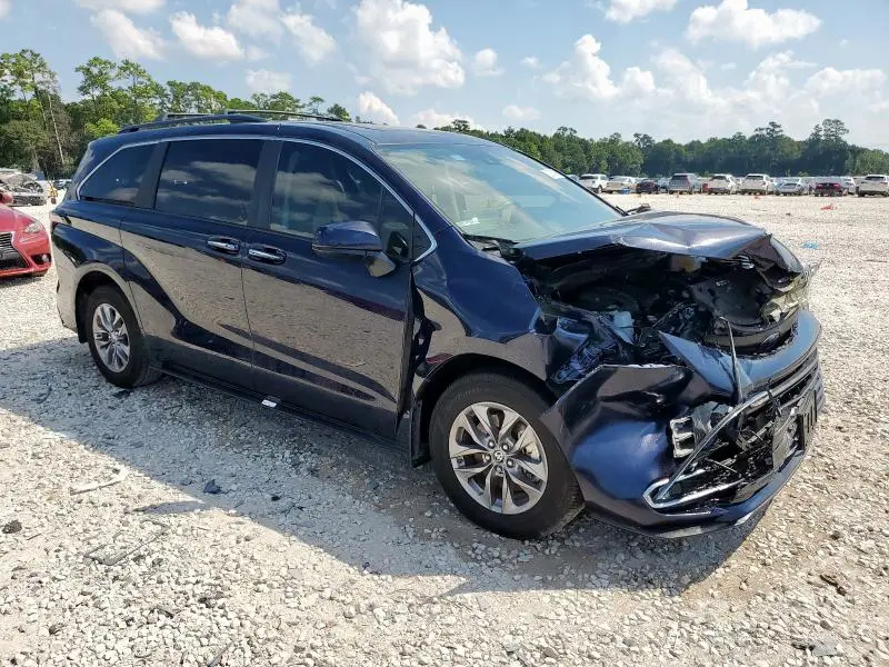 2024 TOYOTA SIENNA XLE  