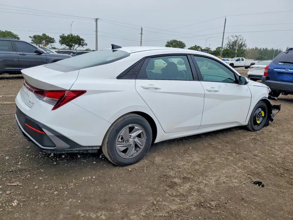 2025 HYUNDAI ELANTRA SE  