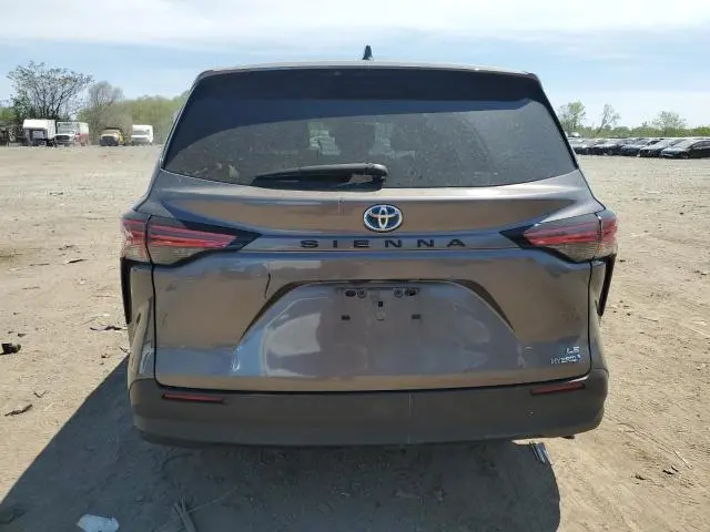 2021 TOYOTA SIENNA LE  