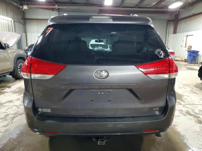 2013 TOYOTA SIENNA LE  