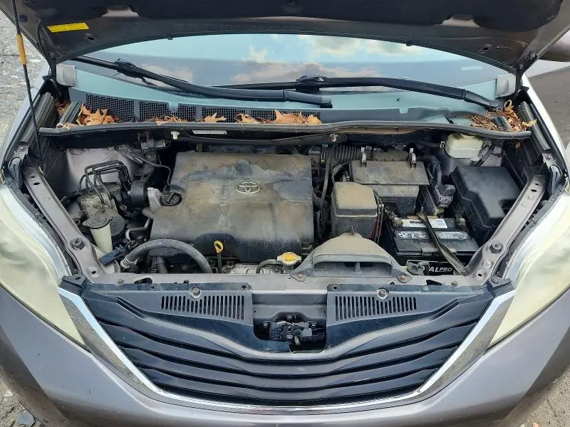 2014 TOYOTA SIENNA LE  