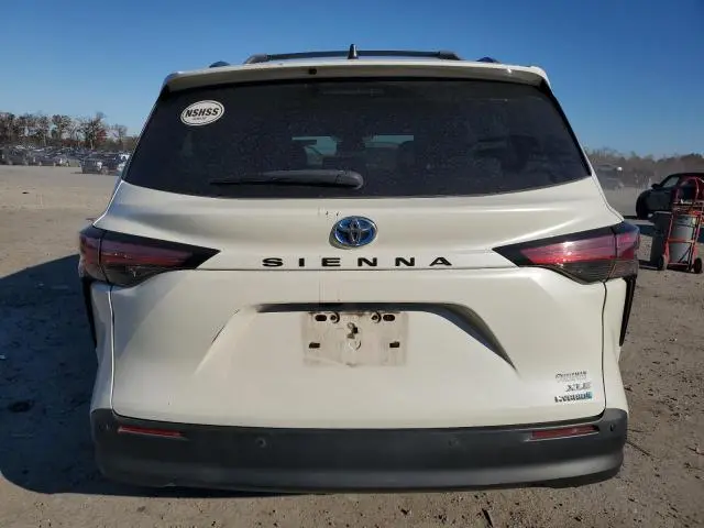 2021 TOYOTA SIENNA XLE  