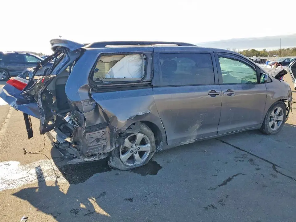 2011 TOYOTA SIENNA LE  