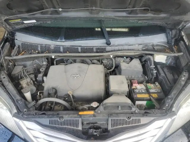 2017 TOYOTA SIENNA XLE  