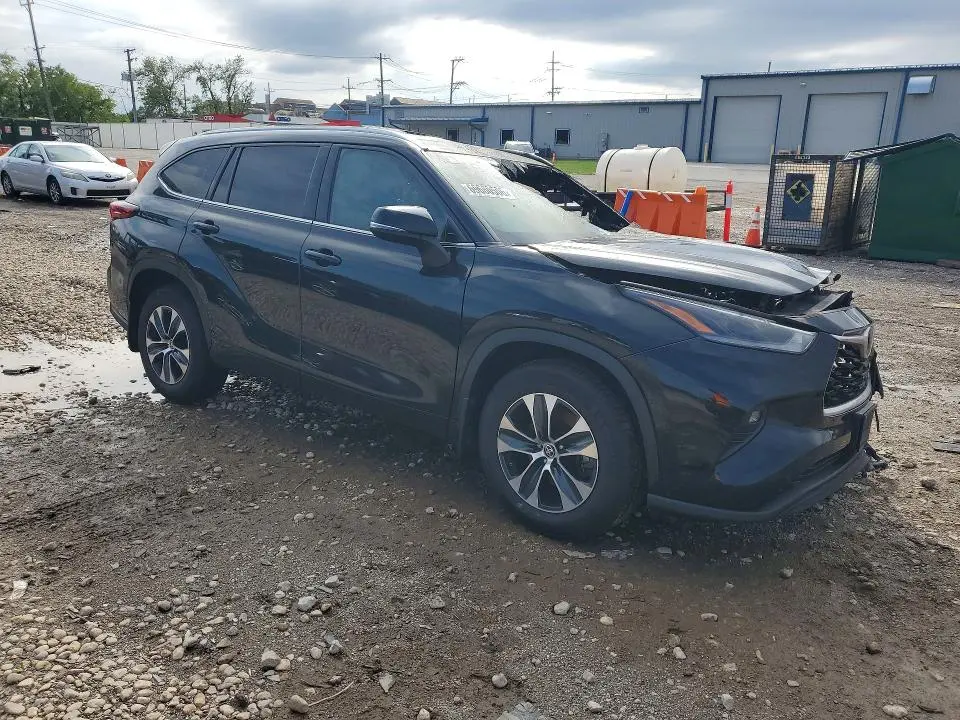 2021 TOYOTA HIGHLANDER XLE  