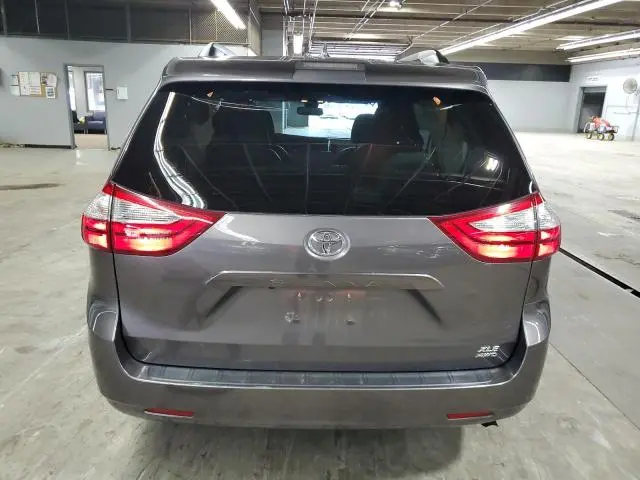 2018 TOYOTA SIENNA XLE  