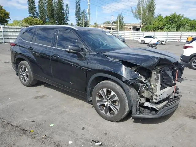 2022 TOYOTA HIGHLANDER XLE  