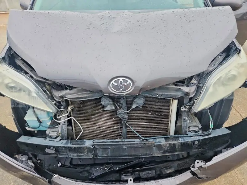 2013 TOYOTA SIENNA LE 8-PASSENGER  