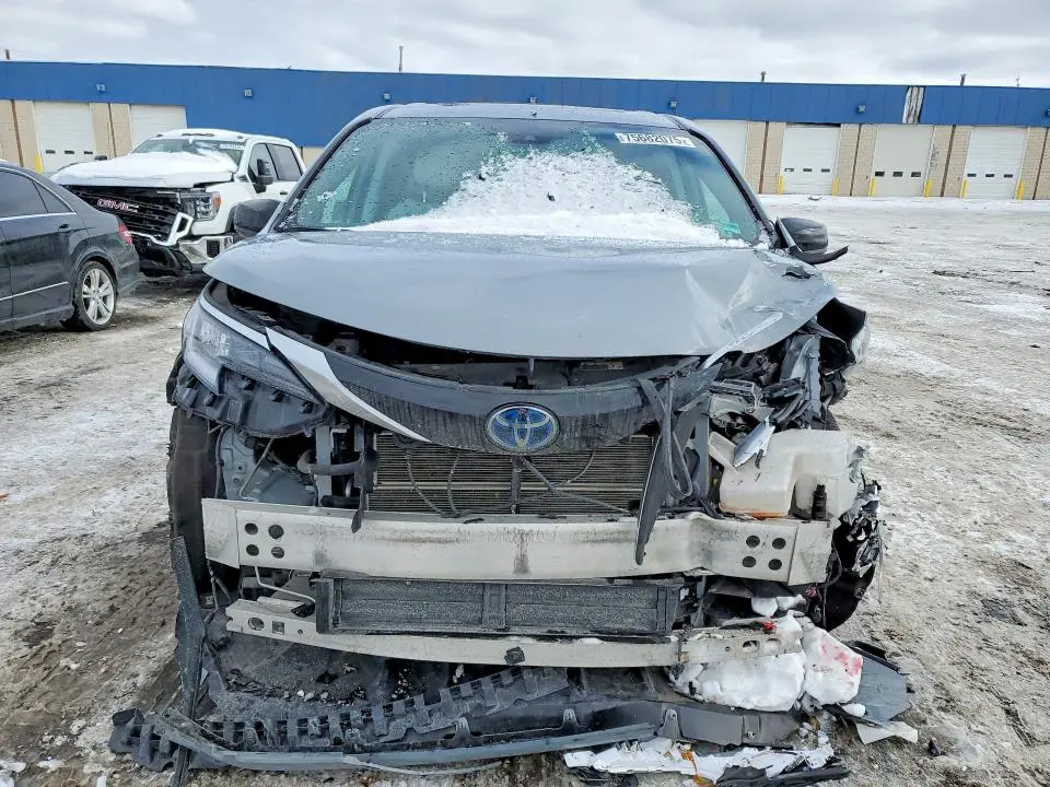 2023 TOYOTA SIENNA XSE  