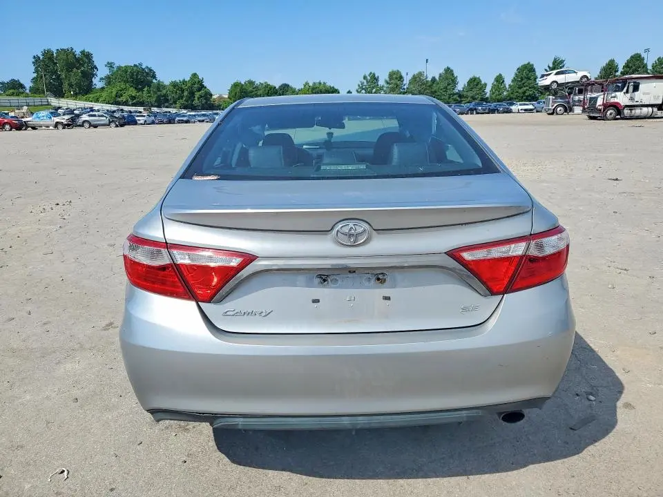 2016 TOYOTA CAMRY SE  