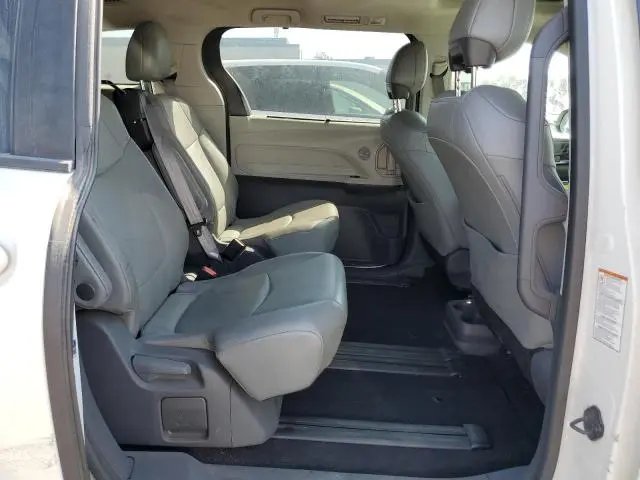 2021 TOYOTA SIENNA XLE 8-PASSENGER  