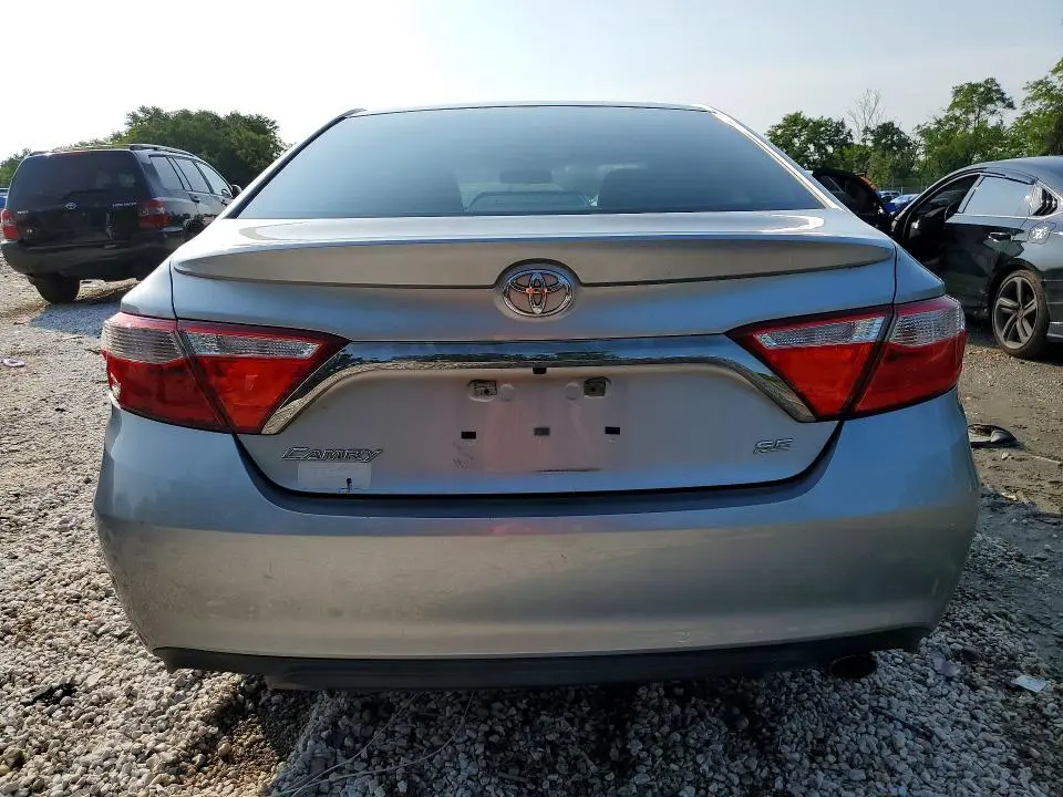 2016 TOYOTA CAMRY SE  