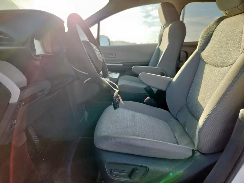 2024 TOYOTA SIENNA LE  