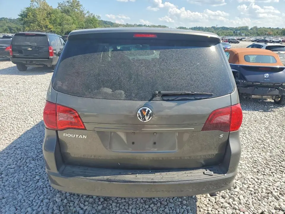 2010 VOLKSWAGEN ROUTAN S  