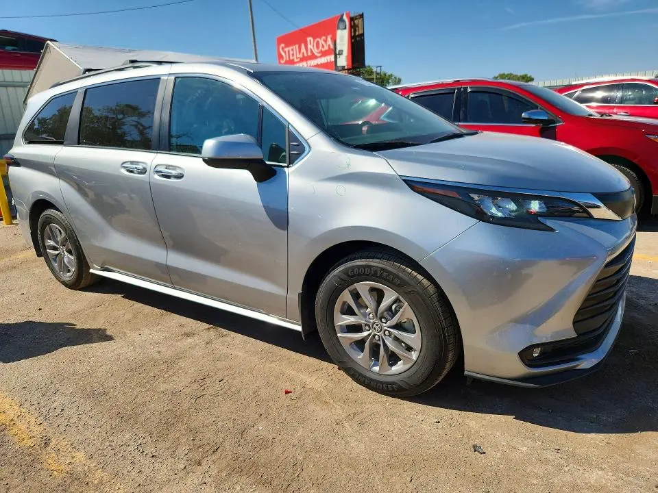 2025 TOYOTA SIENNA XLE 8-PASSENGER  