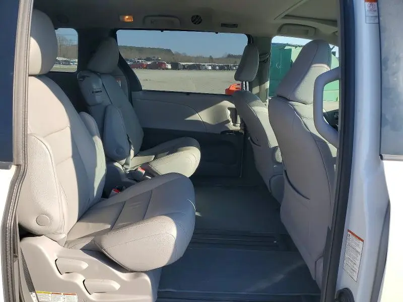 2018 TOYOTA SIENNA XLE  