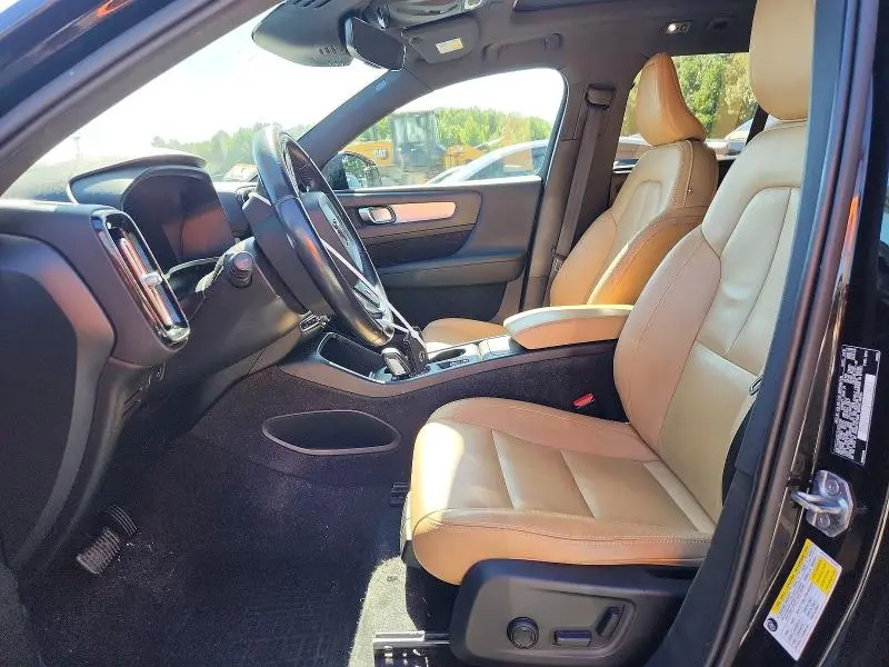 2019 VOLVO XC40 T5 MOMENTUM  