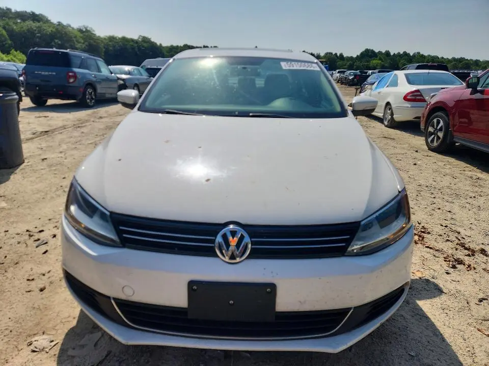 2013 VOLKSWAGEN JETTA SE  