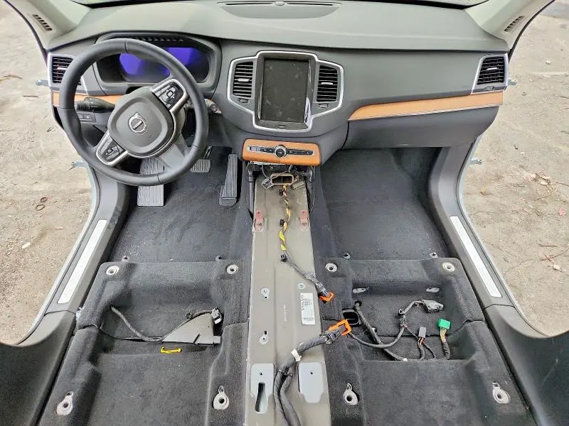 2025 VOLVO XC90 CORE  