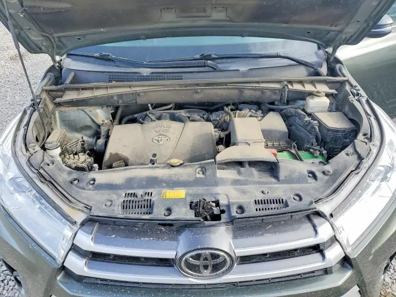 2017 TOYOTA HIGHLANDER LE  