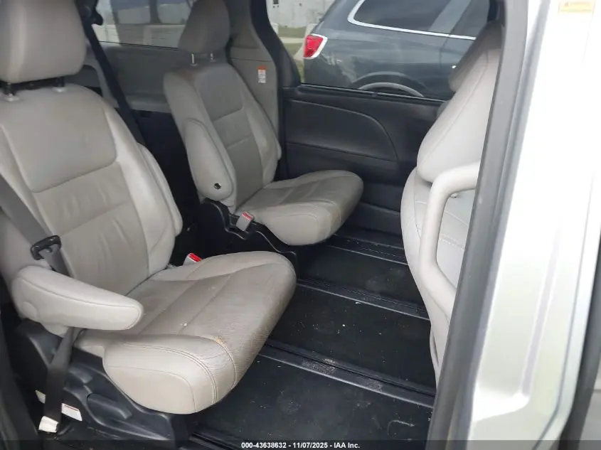 2017 TOYOTA SIENNA LIMITED PREMIUM 7 PASSENGER