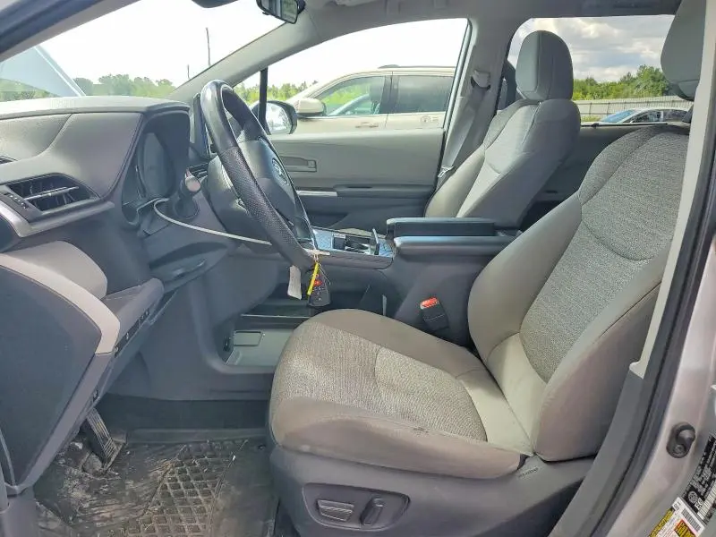 2022 TOYOTA SIENNA LE  