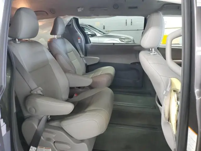 2018 TOYOTA SIENNA XLE  