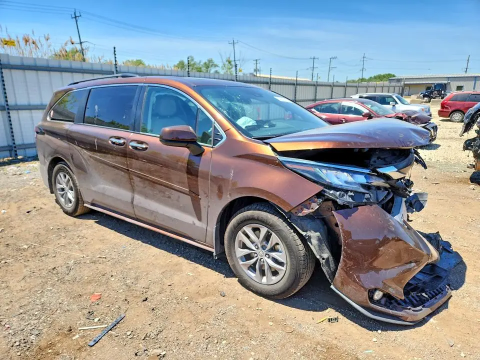 2023 TOYOTA SIENNA XLE  