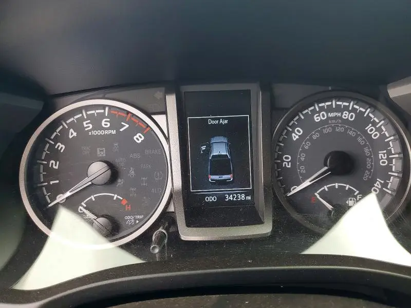 2022 TOYOTA TACOMA SR5 V6  
