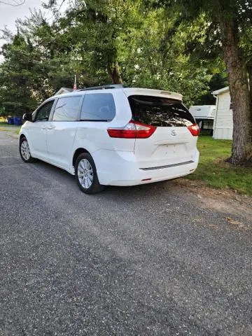 2017 TOYOTA SIENNA LE  