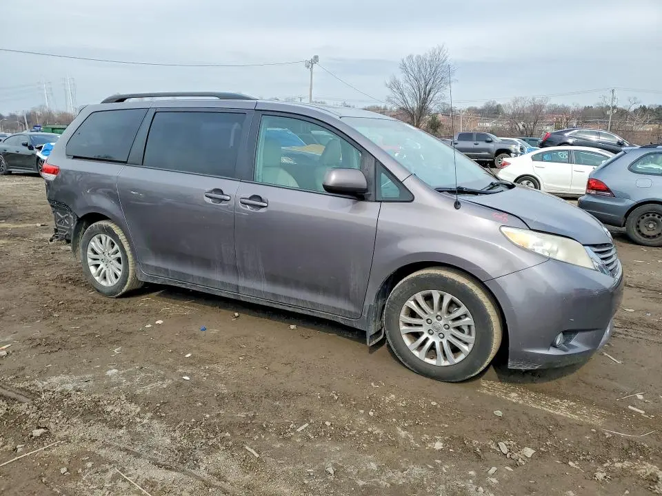 2014 TOYOTA SIENNA XLE 8-PASSENGER  