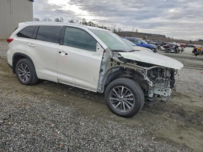 2017 TOYOTA HIGHLANDER SE  