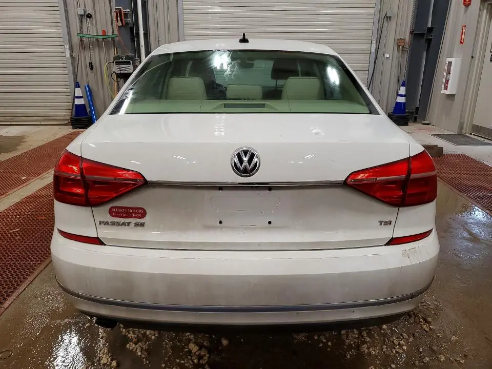 2016 VOLKSWAGEN PASSAT SE  