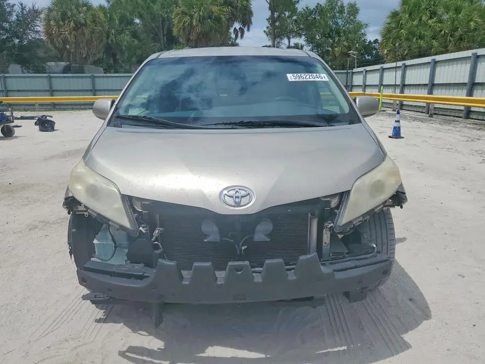 2015 TOYOTA SIENNA LE  