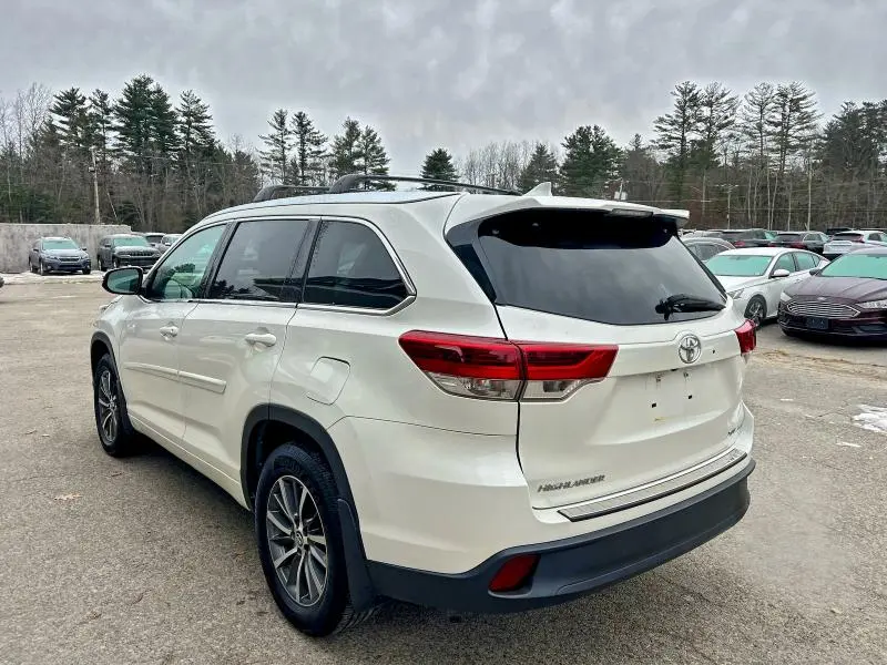 2018 TOYOTA HIGHLANDER SE  