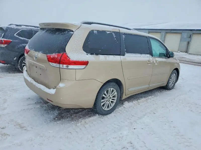 2013 TOYOTA SIENNA XLE  