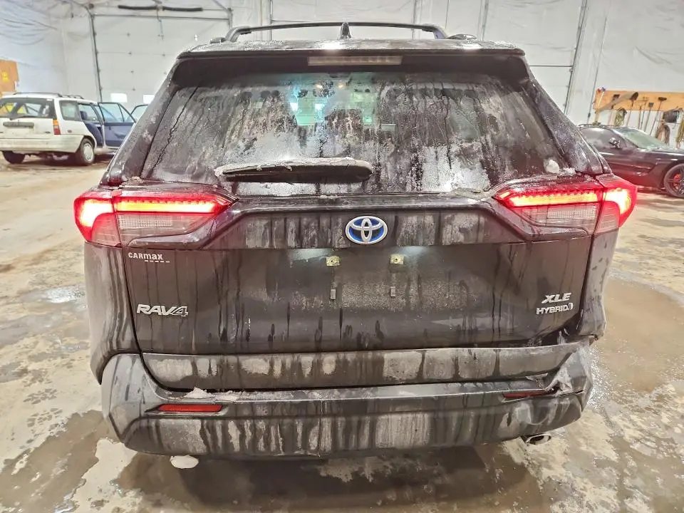 2021 TOYOTA RAV4 XLE  