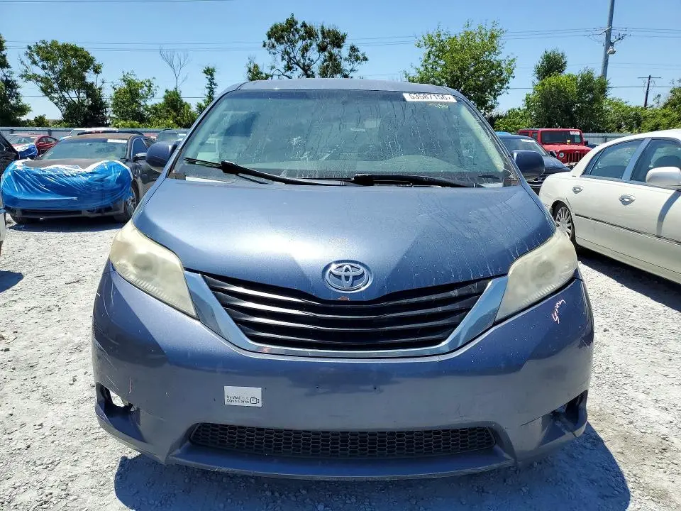 2014 TOYOTA SIENNA LE  
