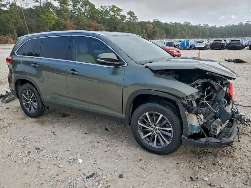 2019 TOYOTA HIGHLANDER SE  