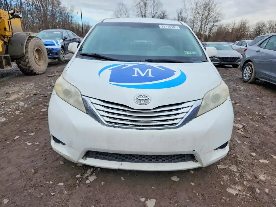 2011 TOYOTA SIENNA LE 8-PASSENGER  