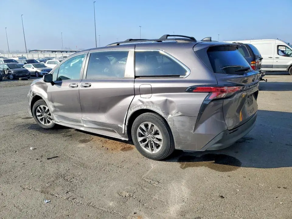 2021 TOYOTA SIENNA XLE  