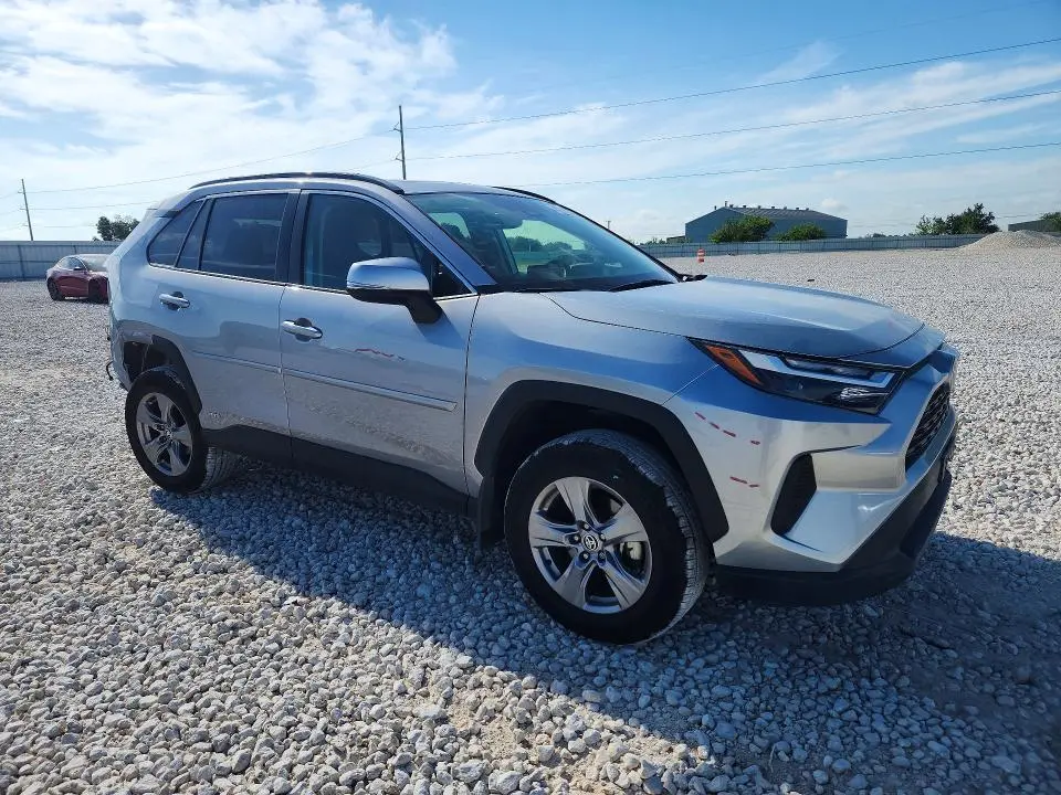 2022 TOYOTA RAV4 XLE  