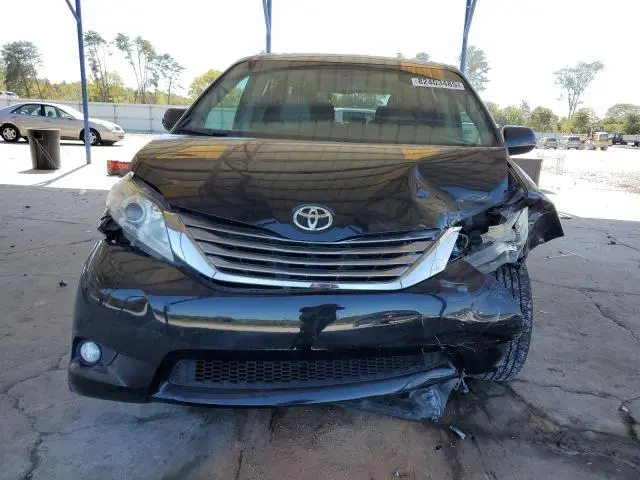 2017 TOYOTA SIENNA XLE  