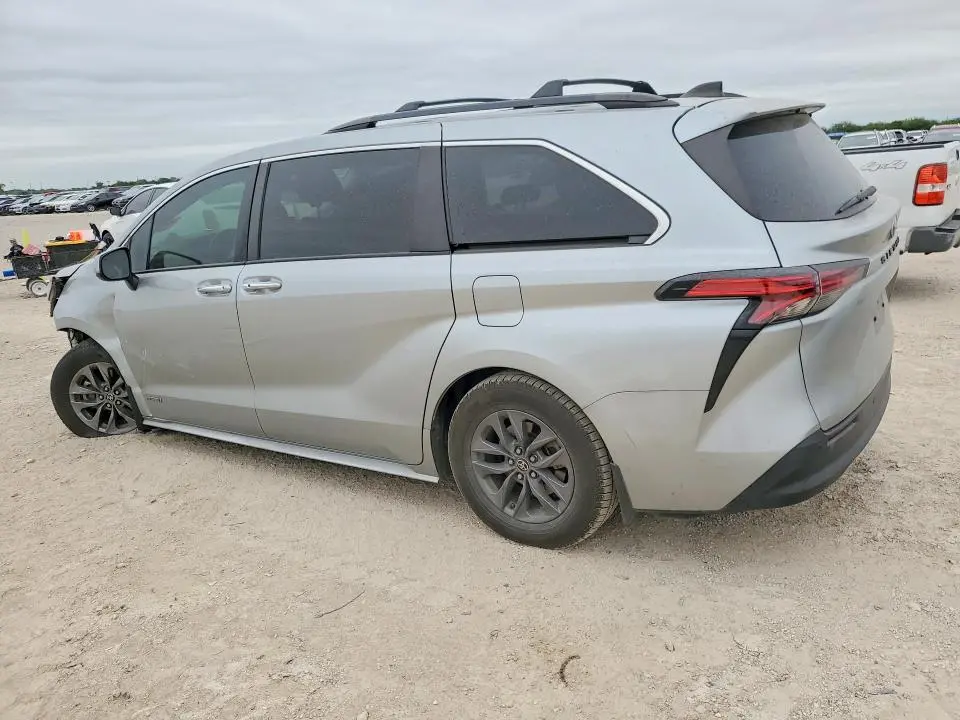 2021 TOYOTA SIENNA XLE  